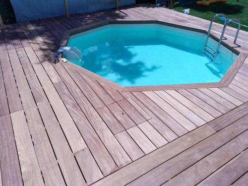 Plage de piscine en bois