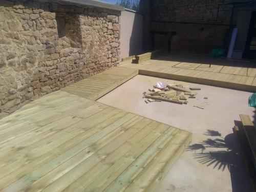 Terrasse bois chantier Lefevre à Périgneux